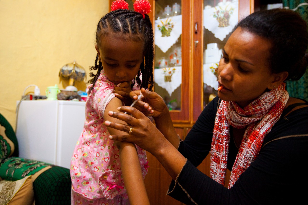 Saba Samuel e a sua mãe. Saba vive na Etiópia e tem diabetes tipo 1.